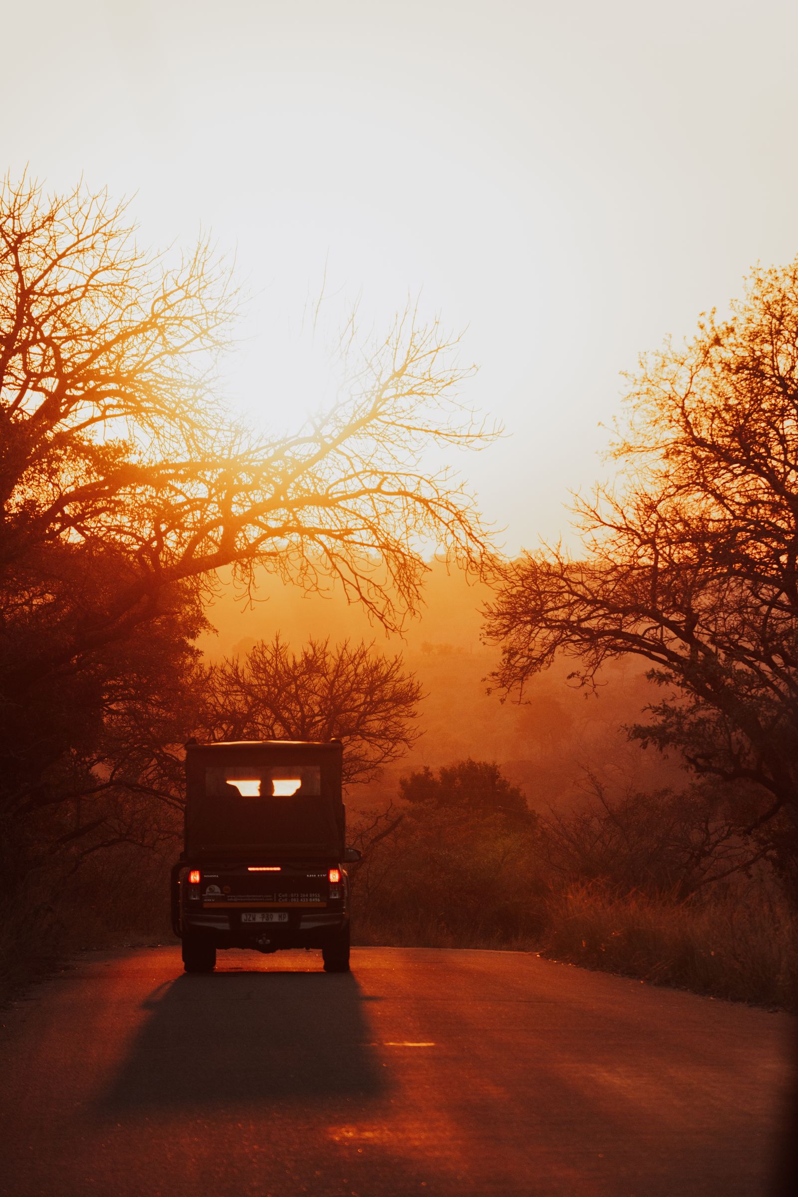 Vehicule de safari au coucher du soleil en Afrique du Sud
