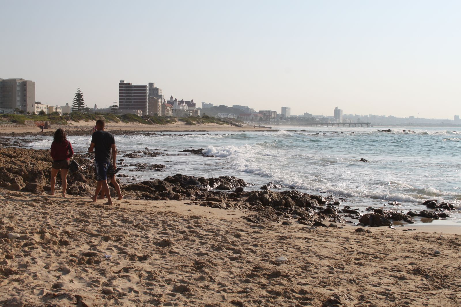 Promenade sur la plage de Gqeberha face a la ville